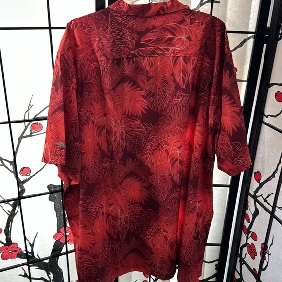 Men’s fanatics college theme Hawaii style button down shirt - Picture 2 of 6